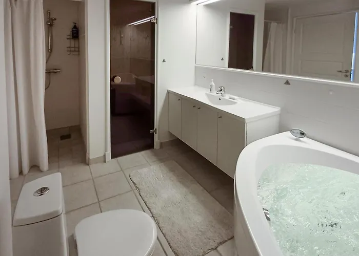 2 Bedroom Stunning In *