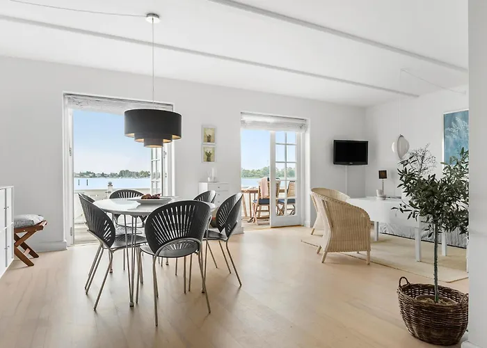 2 Bedroom Stunning In *